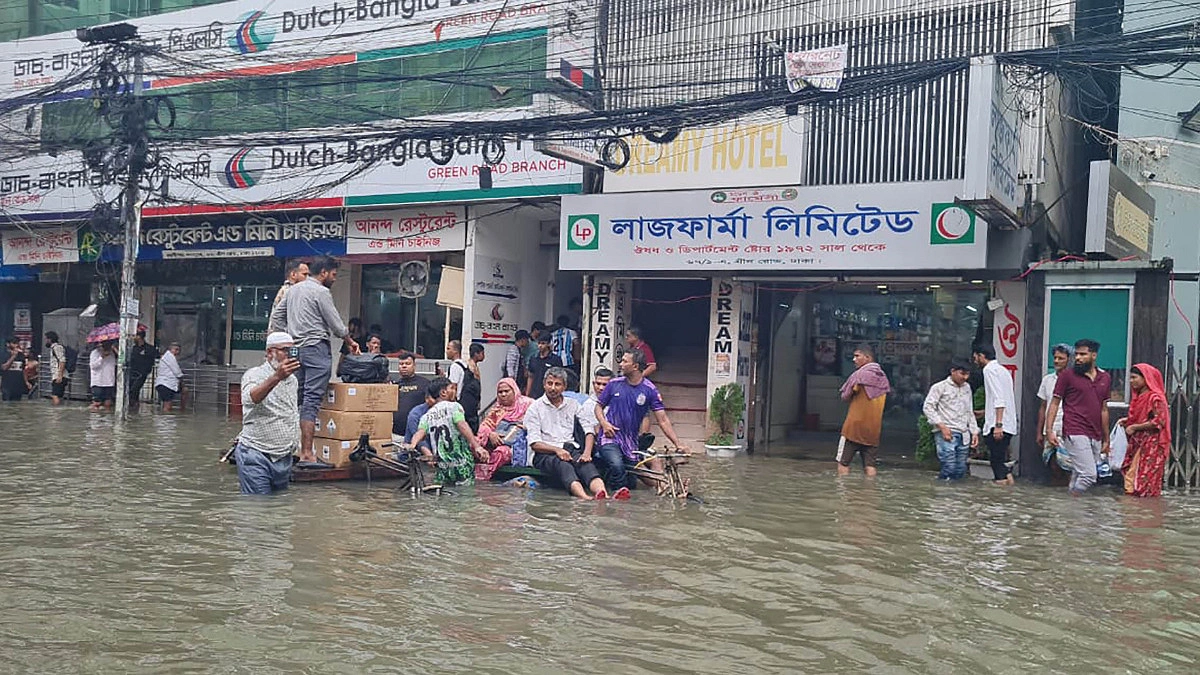 জলাবদ্ধতায় বিদ্যুৎস্পৃষ্টতার ঝুঁকি, সতর্কতায় বাঁচবে প্রাণ