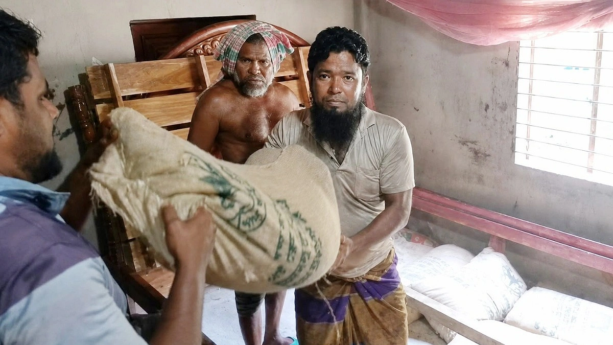 মুদি ব্যবসায়ীর ঘরে জেলেদের ৩৪ বস্তা সরকারি চাল