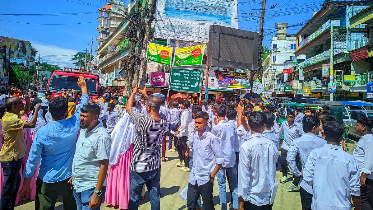 শিক্ষার্থীদের সড়ক অবরোধ, ঢাকা-সিলেট মহাসড়কে যানজট