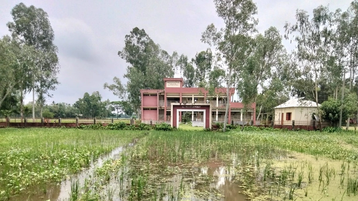স্কুল আছে, যাওয়ার রাস্তা নেই