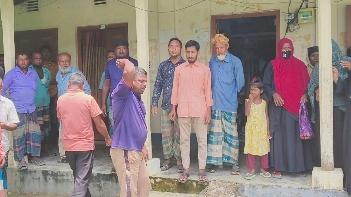 চাঁদা তুলে ২৫ হাজার টাকা দিয়েও মেলেনি বিদ্যুৎ, অফিস ঘেরাও