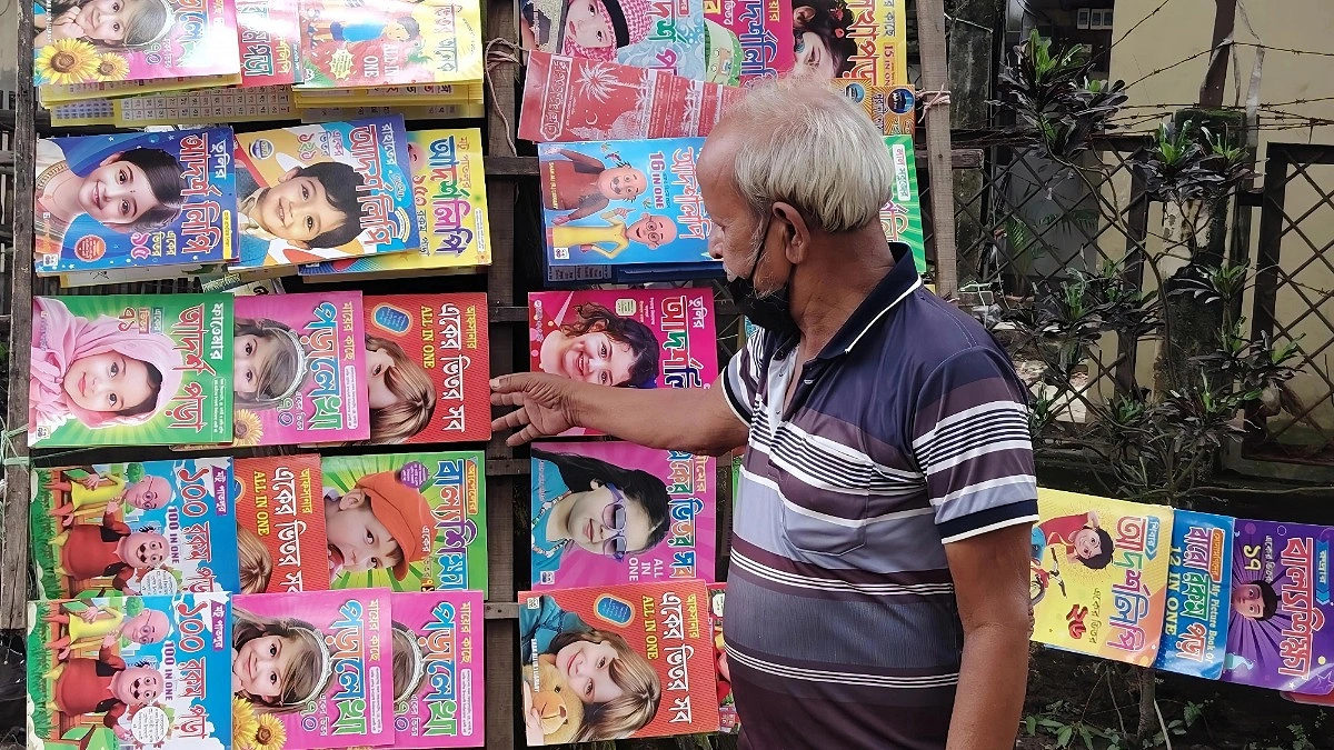 ৬০ বছর পথচলায় এক আলোর ফেরিওয়ালা