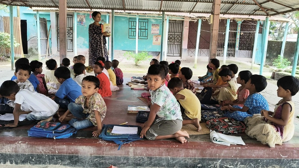বিদ্যালয় ভবন ঝুঁকিপূর্ণ, পাঠদান মন্দিরের বারান্দায়