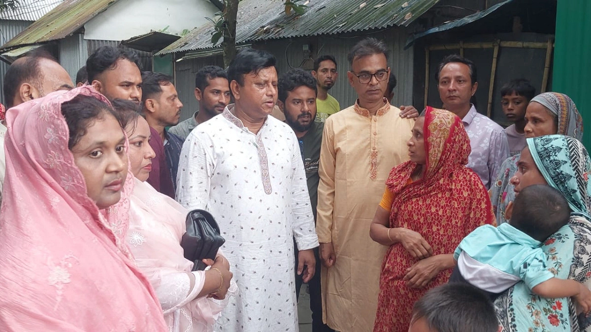 রায়পুরায় শোকার্তদের পাশে এমপি আশরাফ, নিহত চারজনের কবর জিয়ারত