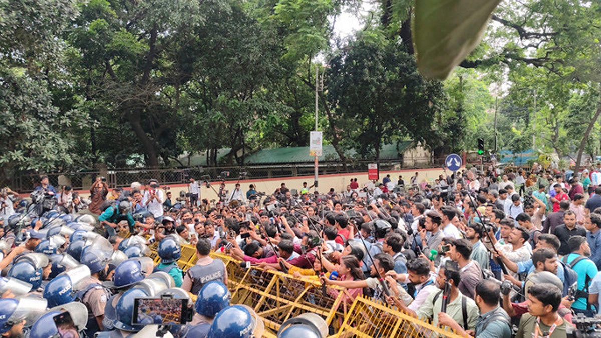ক্ষোভ একসময় রাজপথে দৃশ্যমান হয়