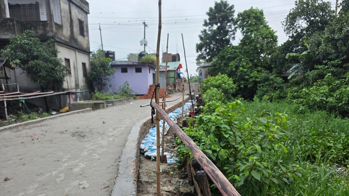 সরকারি টাকায় ‘বাড়ির রাস্তা’ নির্মাণ ইউপি চেয়ারম্যানের