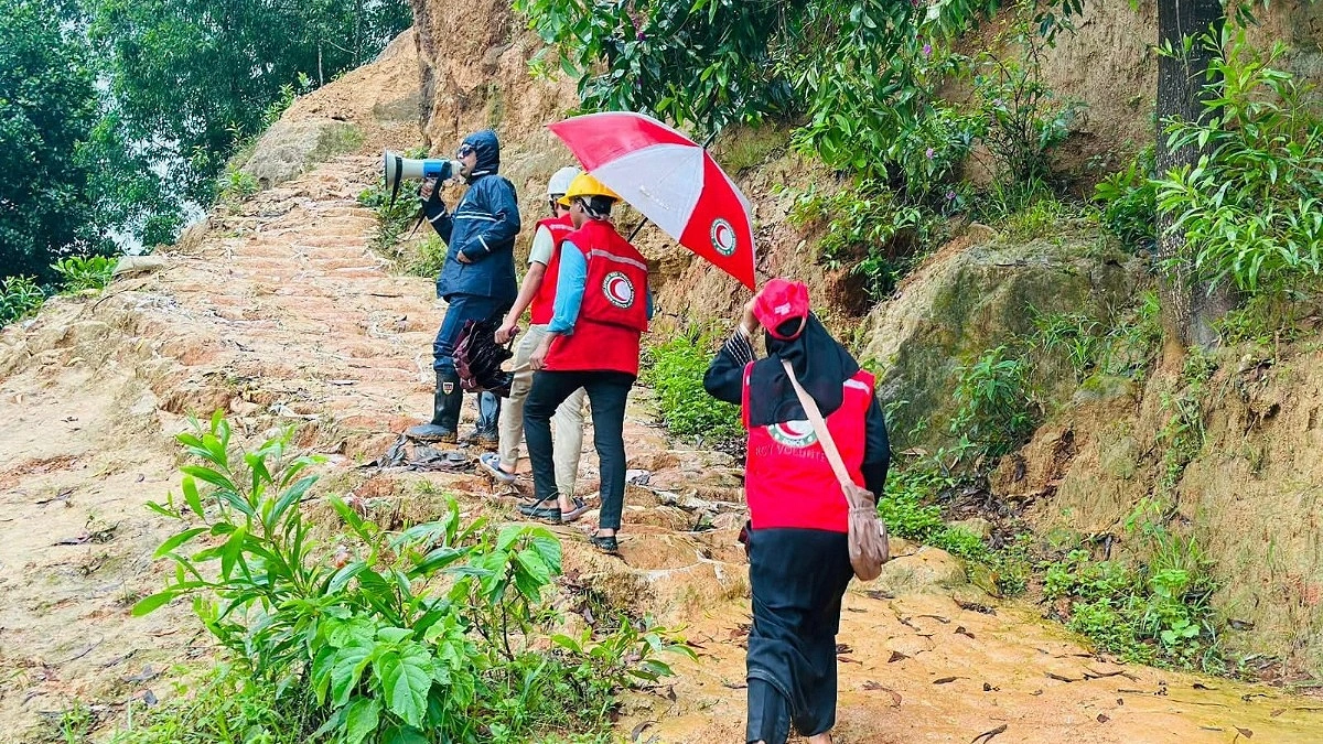মৃত্যুর মিছিলেও পাহাড় ছাড়ছে না কেউ, ঝুঁকিতে ৫ লাখ মানুষ