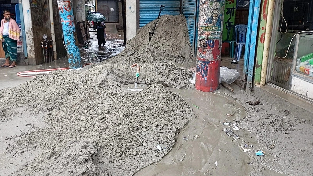 চাঁদা না পেয়ে দোকানের সামনে বালু ফেলার অভিযোগ যুবদল নেতার বিরুদ্ধে
