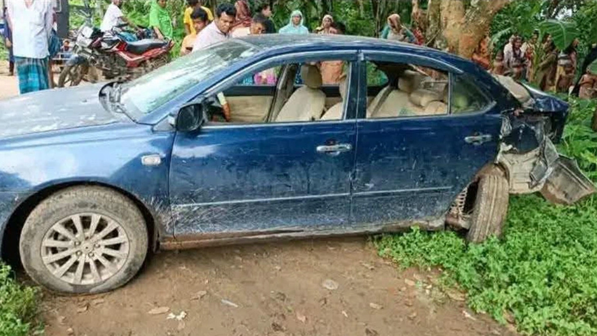 রেলক্রসিংয়ে ট্রেনের সঙ্গে প্রাইভেটকারের ধাক্কা, যাত্রী নিহত