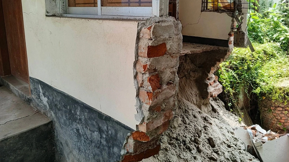৬৬ লাখ টাকার সরকারি ভবন চালুর আগেই ধস
