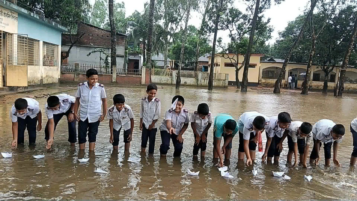 জলাবদ্ধ স্কুলমাঠে কাগজের নৌকা ভাসিয়ে প্রতিবাদ
