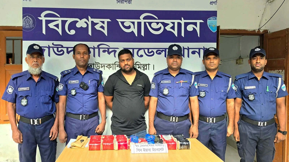 প্রাইভেট কারের ড্রাইভিং সিটে স্কচটেপে পেঁচানো ইয়াবা, গ্রেপ্তার ১