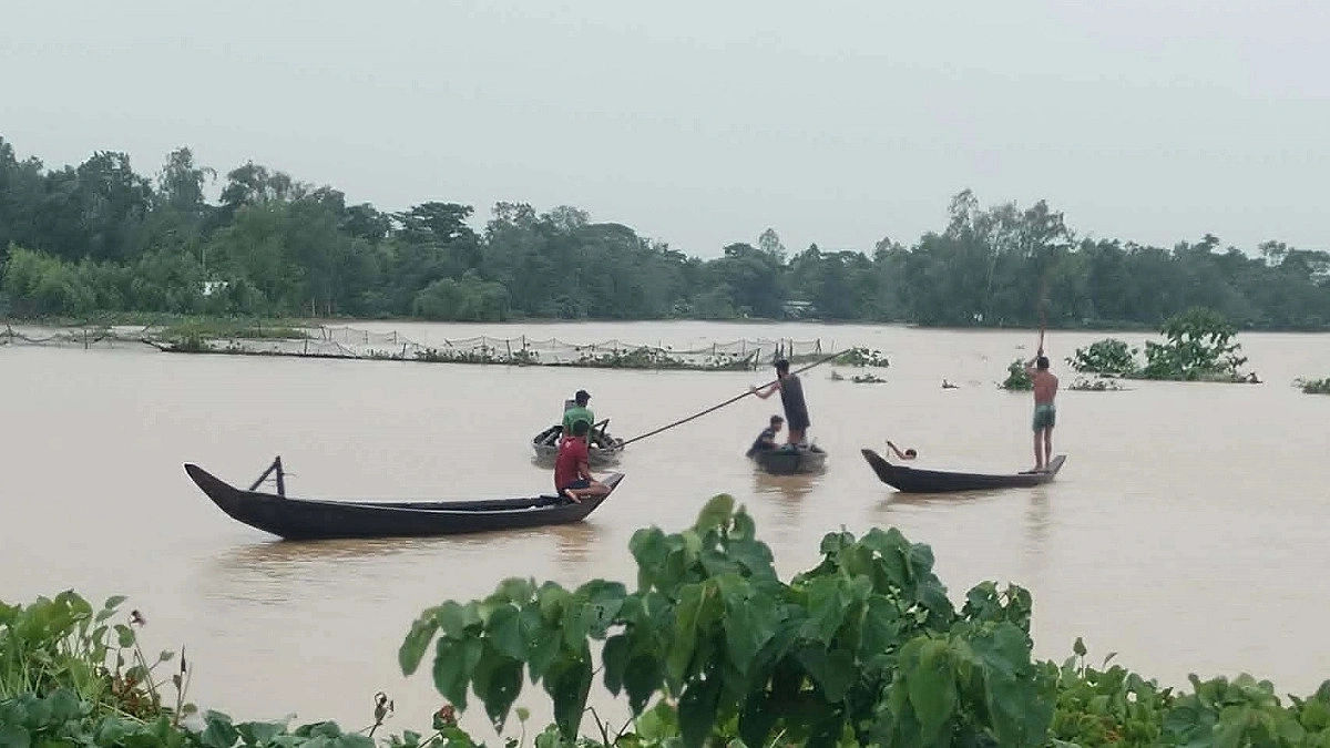 ঘরে পানি, আশ্রয় খুঁজতে বেরিয়ে নৌকাডুবে হারাল মেয়ে