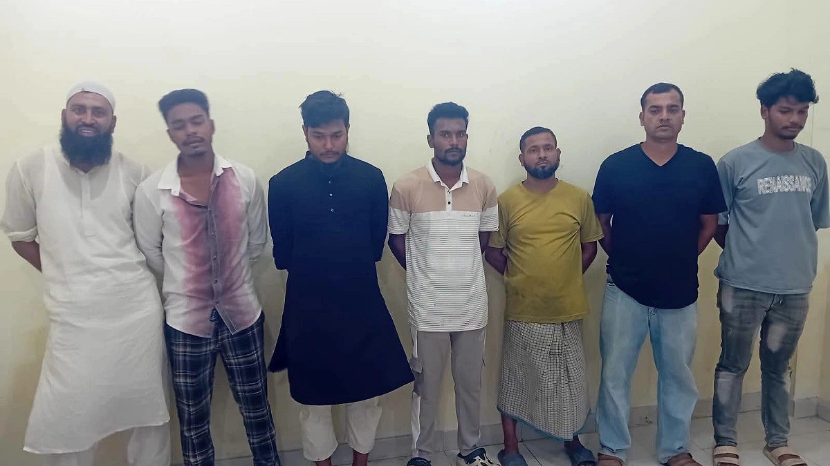 কেরানীগঞ্জ পাসপোর্ট অফিসে অভিযান, দালালচক্রের ৭ সদস্য গ্রেপ্তার