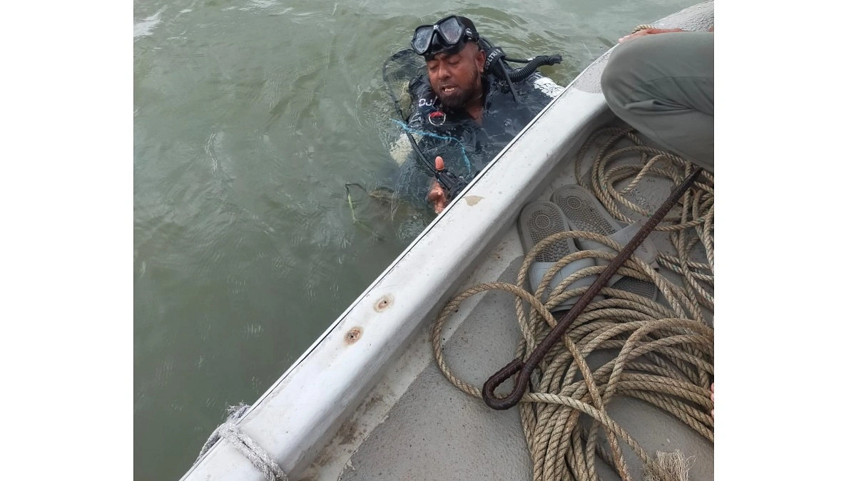 বুড়িগঙ্গায় লঞ্চের ধাক্কায় ট্রলারডুবি, সব আরোহী জীবিত উদ্ধার