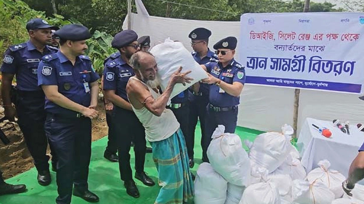 বন্যার্তদের পাশে পুলিশ-বিজিবি