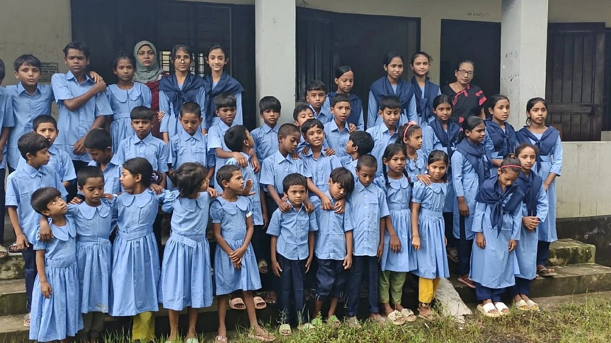 ঝরে পড়া শিক্ষার্থীদের বিনামূল্যে স্কুল ড্রেস দিল জেলা প্রশাসন