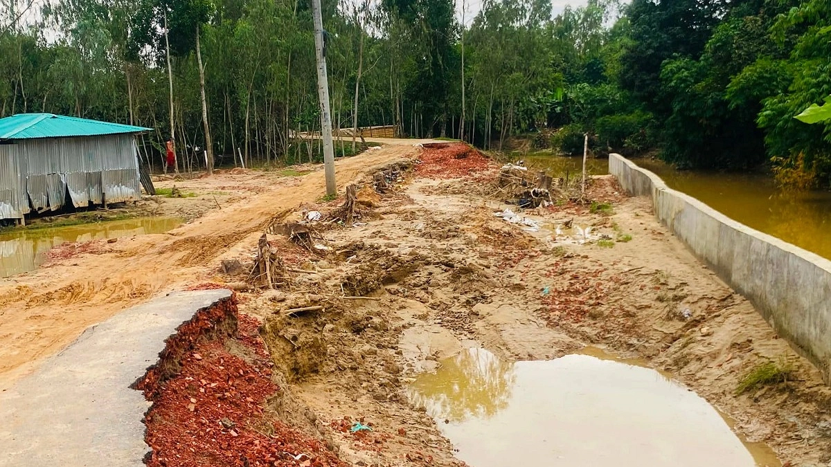 বন্যায় ভেঙে গেল নতুন সড়ক, দুর্ভোগ