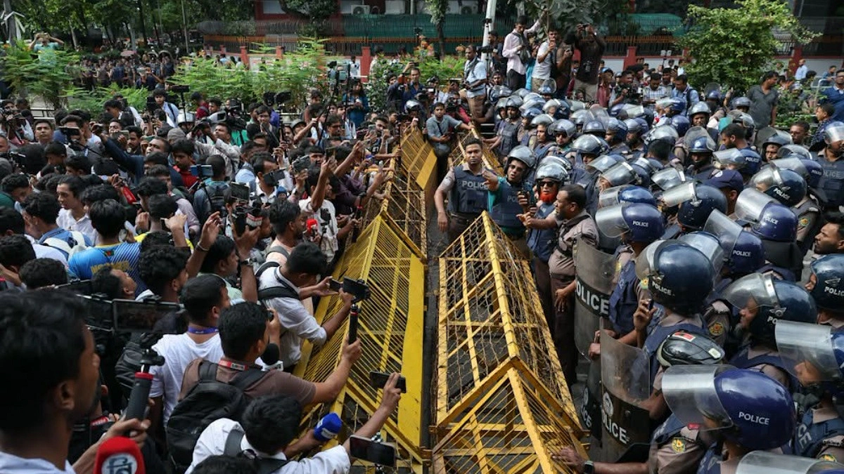 সচিবালয়ের সামনে শিক্ষার্থীরা, বাধা পুলিশের