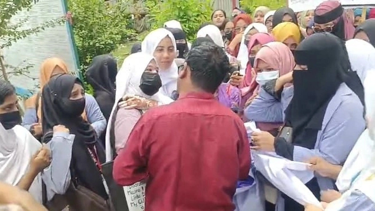 শিক্ষার্থীদের কাছে শিক্ষকের অনুরোধ ‘তোমরা আমার চাকরিডা খাইয়ো না’