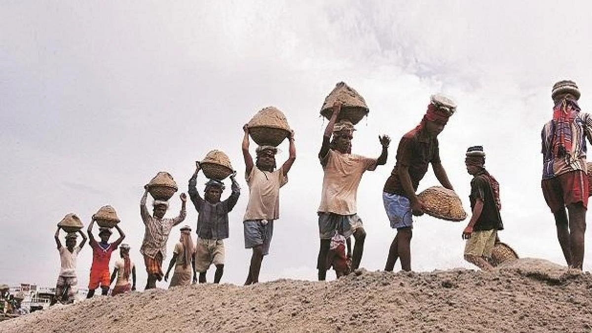 বছরে প্রায় ২৪ কর্মদিবস হারাতে পারেন শ্রমিকরা