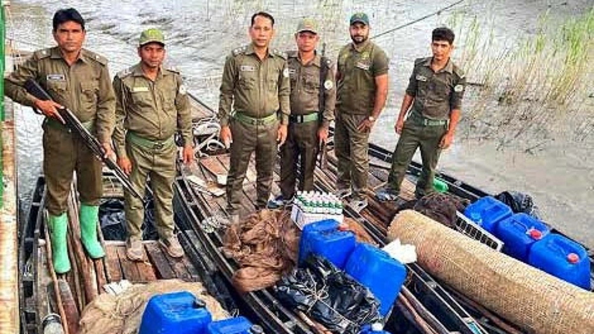 বিষ দিয়ে মাছ ধরার প্রস্তুতি : কীটনাশক-টোনাজালসহ নৌকা জব্দ