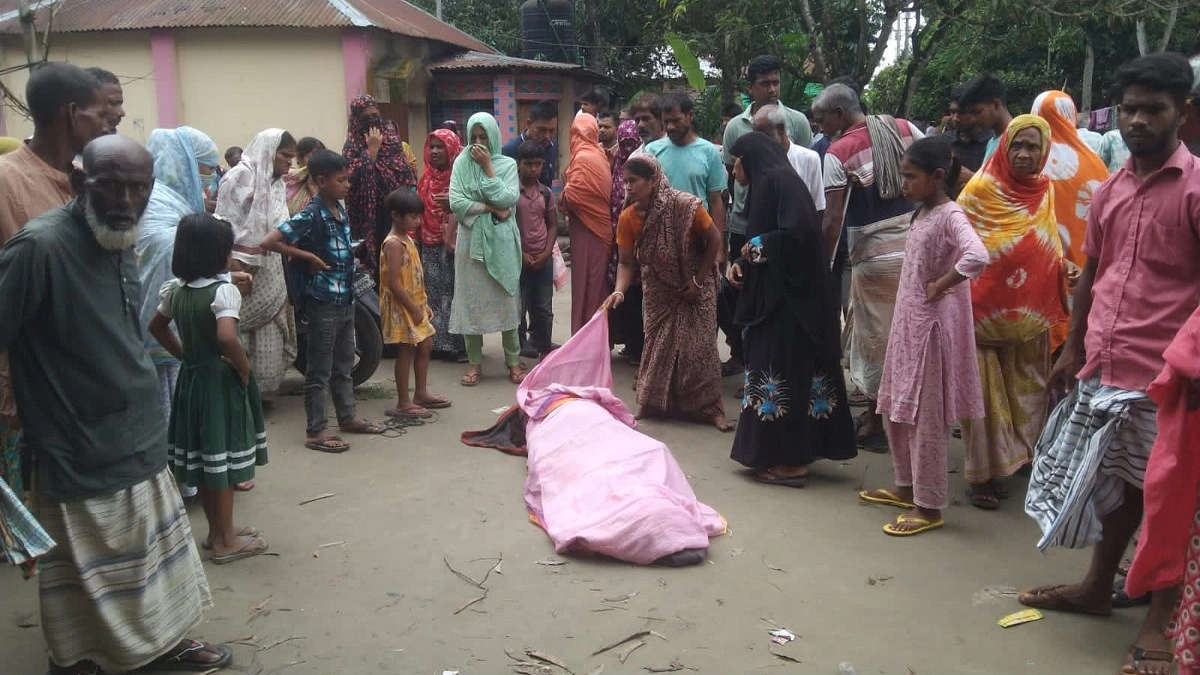 স্কুলশিক্ষিকার মরদেহ টয়লেটের ট্যাংকে, বাড়িতে আগুন