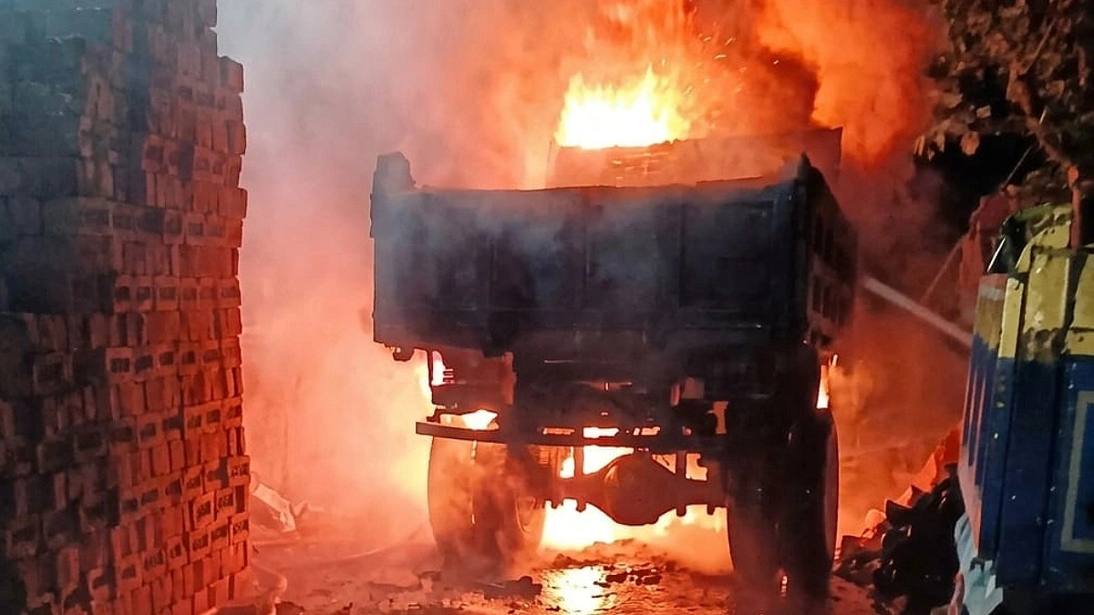 শত্রুর দেওয়া আগুনে পুড়লো আমজাদের জীবিকা