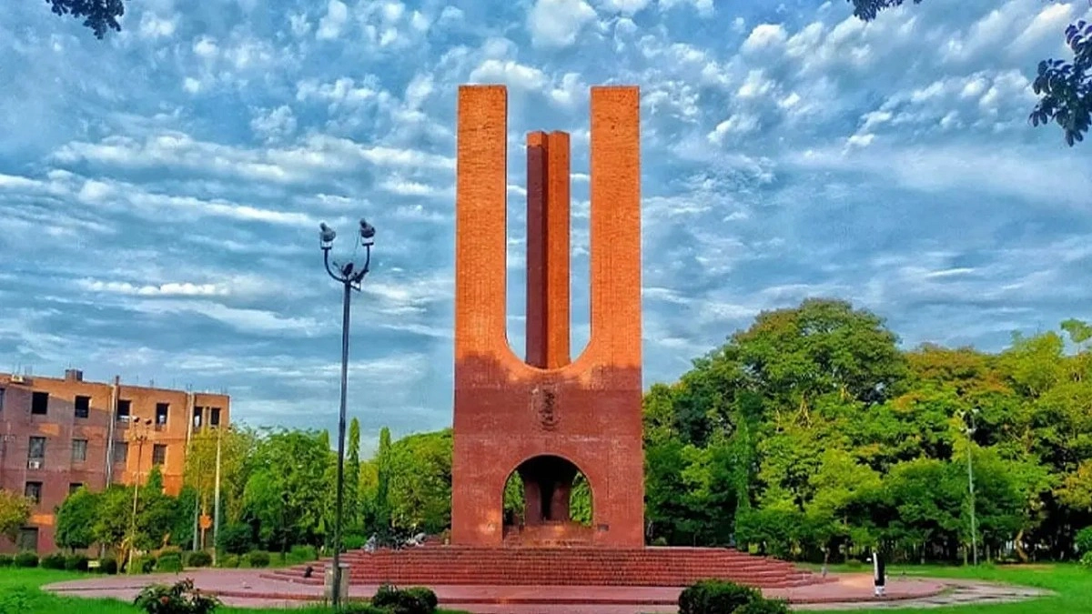 জাবিতে গভীর রাতে ‘ম্যানার’ শেখানোর নামে নির্যাতন, হাতেনাতে আটক ১২