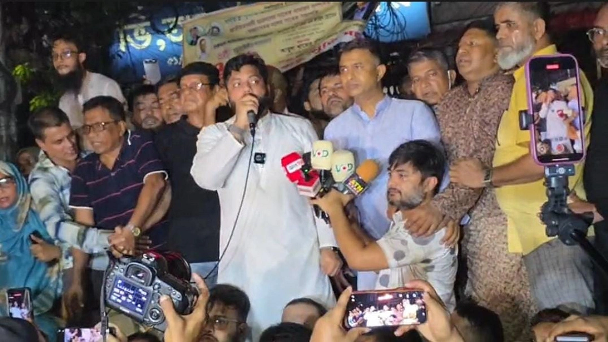 তারেক রহমানকে কটূক্তি : ইশরাকের নেতৃত্বে ঢাকায় মশাল মিছিল