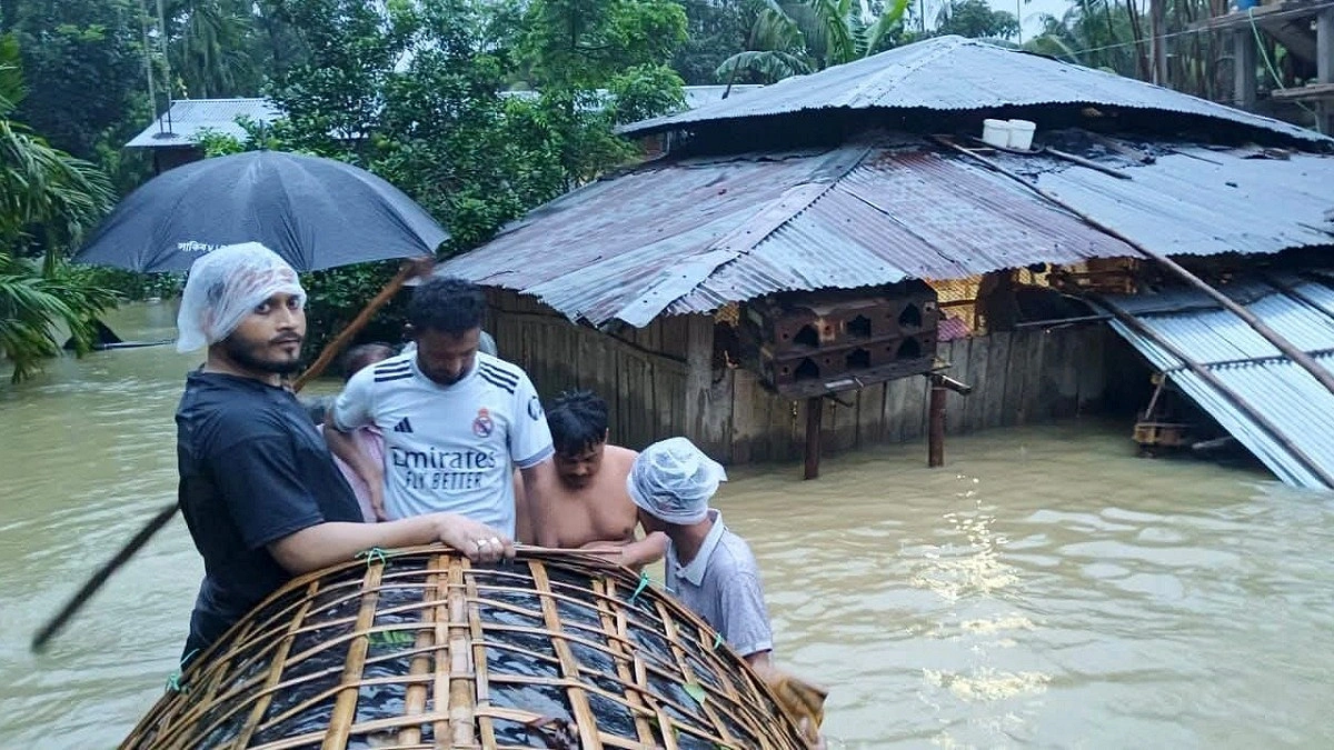 বন্যায় ভেঙেছে ঘর, ডুবেছে জীবিকা