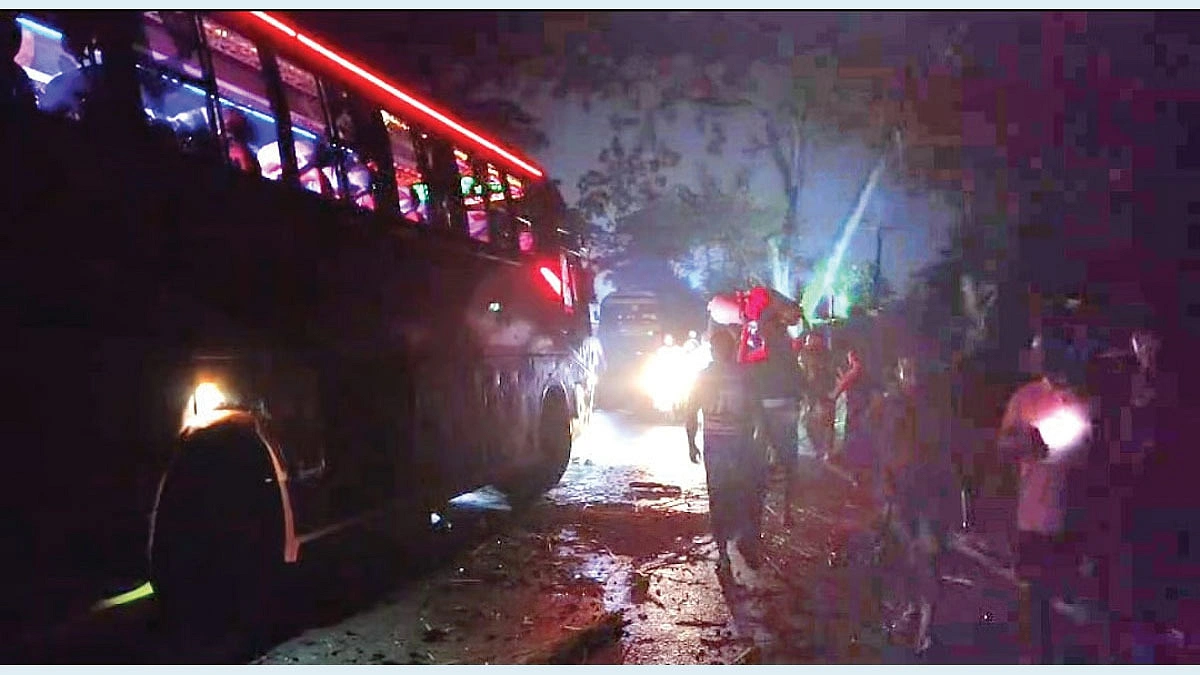 ডিম কুড়াতে ব্যস্ত এলাকাবাসীর ওপর উঠল বাস, নিহত ৫