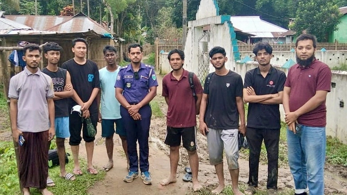 বন্ধু পা পিছলে পড়ায় হামহামে আটকা অন্যরা, ২ ঘণ্টা পর উদ্ধার