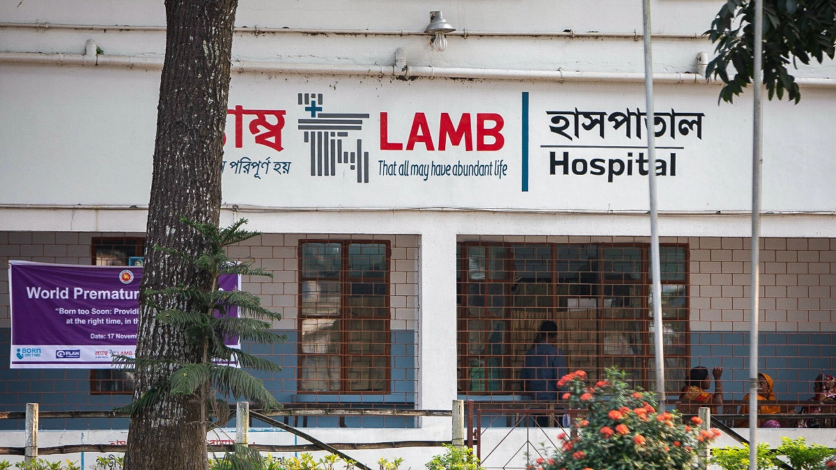চিকিৎসা ব্যয়ের জন্য আটকে রাখা মাকে মুক্ত করলেন সাংবাদিকরা