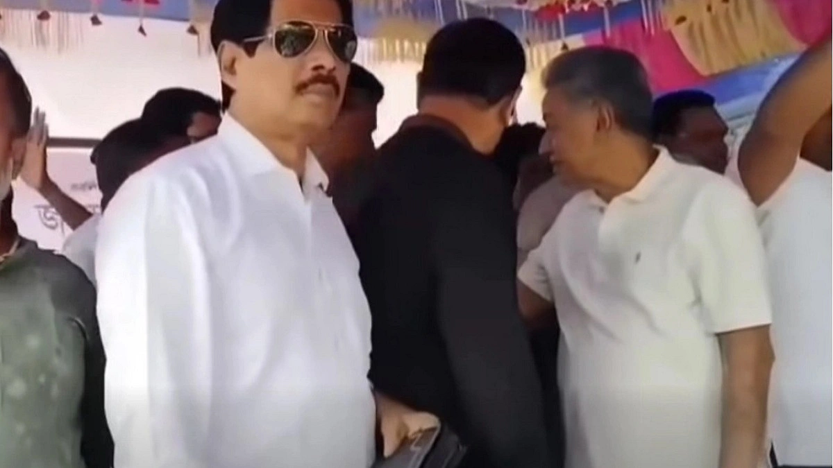 হঠাৎ ভেঙে পড়ল মঞ্চ, অল্পের জন্য রক্ষা পেলেন আমির খসরু