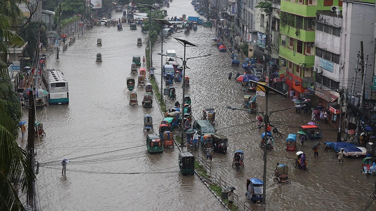 ভ্যানে বসে পানিতে ভেসে শেষে অফিসে