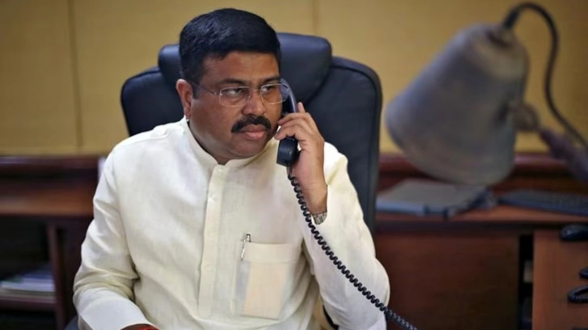 আন্দোলনের মুখে ভারতের শিক্ষামন্ত্রীর পদত্যাগ