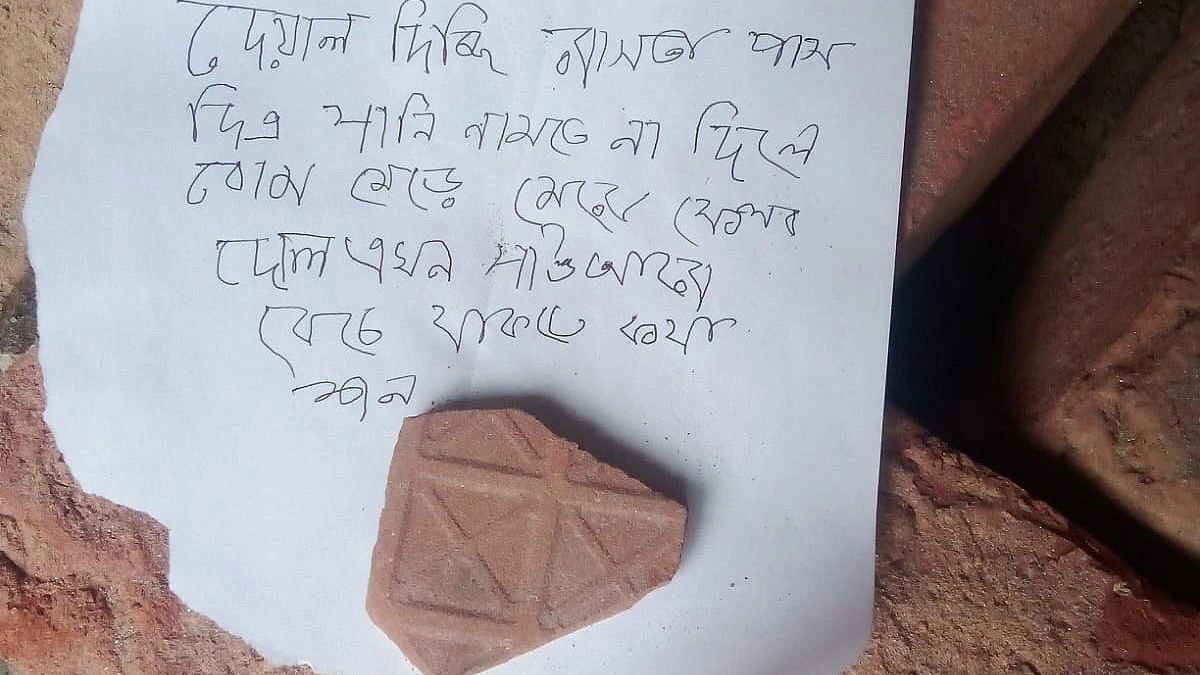 সিঁড়ির নিচ থেকে ককটেলসদৃশ বস্তু-চিরকুট উদ্ধার, এলাকায় চাঞ্চল্য