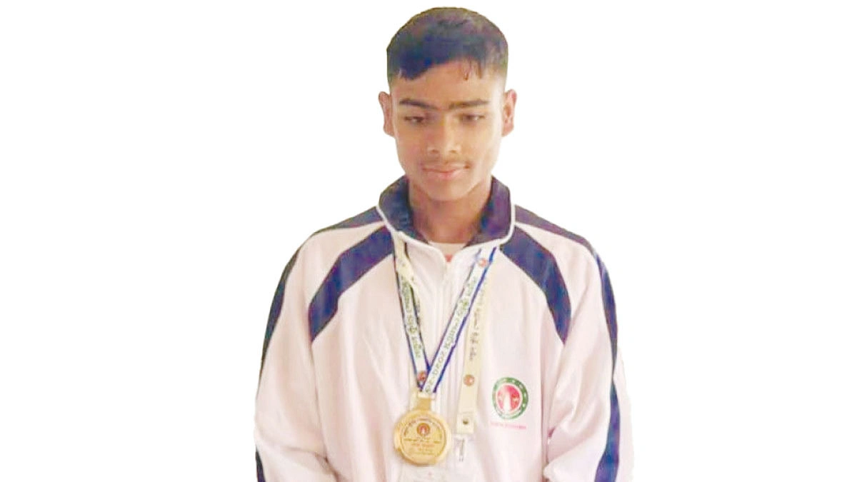 আনাহর গলায় স্বর্ণপদক