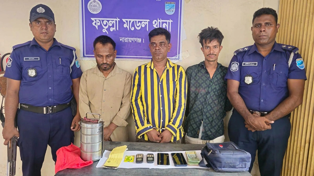 ফ্ল্যাটে নিয়ে ক্যাশআউটের পর হত্যা, লেপ-তোশকে মুড়িয়ে ফেলে দেন রাস্তায়