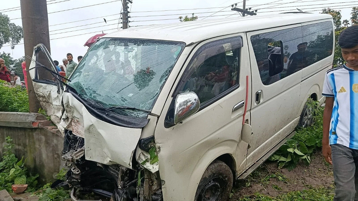 কনে নিয়ে ফেরার পথে মাইক্রোবাস খাদে, নিহত ২