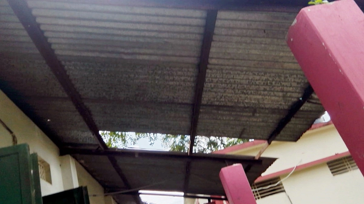 বৃষ্টি হলেই আতঙ্কে শিক্ষার্থীরা