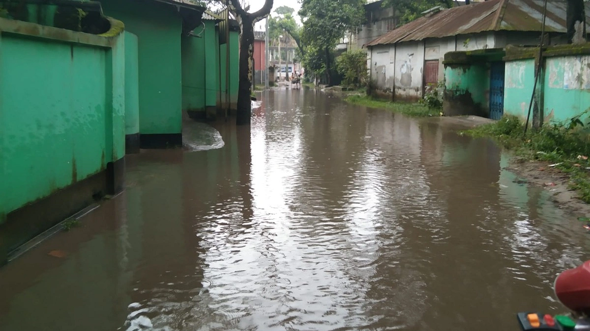 সামান্য বৃষ্টিতেই হাঁটু পানি, তারাগঞ্জের সড়কে চরম ভোগান্তি