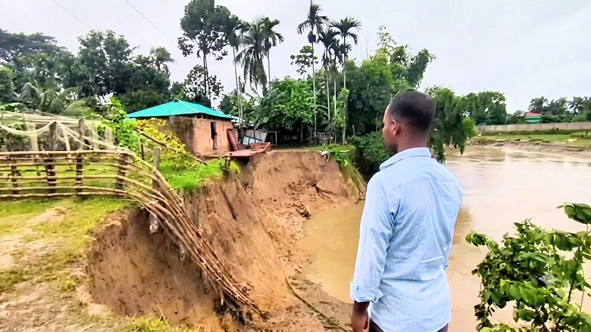 সব গিলে খাচ্ছে বাঁকখালী নদী, চোখের সামনে স্বপ্ন শেষ সিরাজুলের