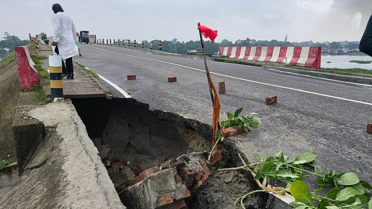 প্রবল বৃষ্টিতে মতলব সেতুর সংযোগ সড়কে আবার ধস