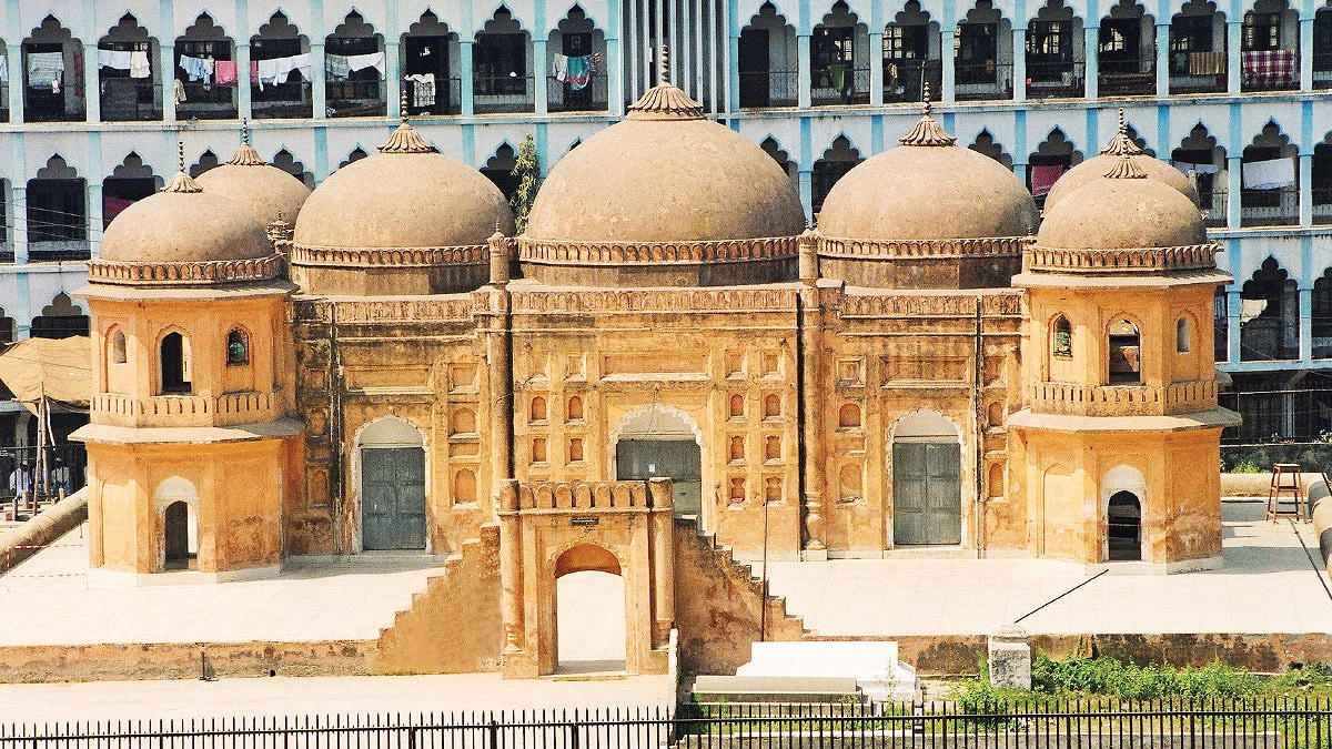 সাতগম্বুজ মসজিদ, ১৭০০ খ্রিস্টাব্দ