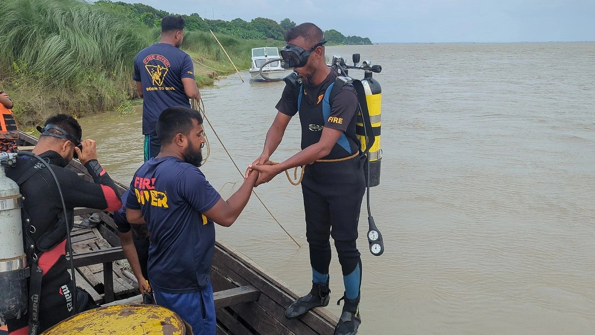 নৌকাডুবি: দুই দিনেও নিখোঁজ বাবা-ছেলে