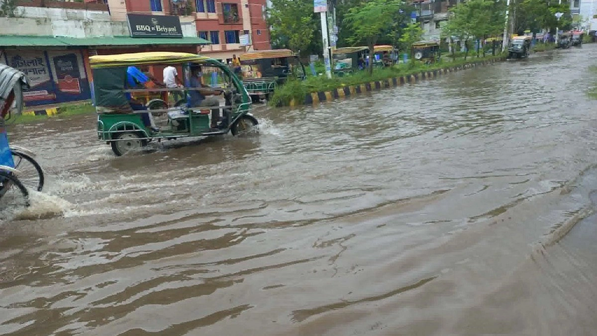 জলজটে খুলনা নগরীর সড়কে হাঁটু পানি