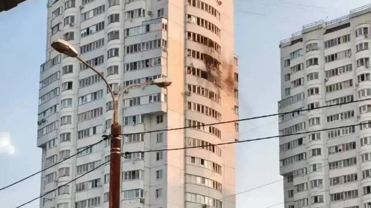 মস্কোতে এক রাতে ৩৯০ ড্রোন হামলা ইউক্রেনের