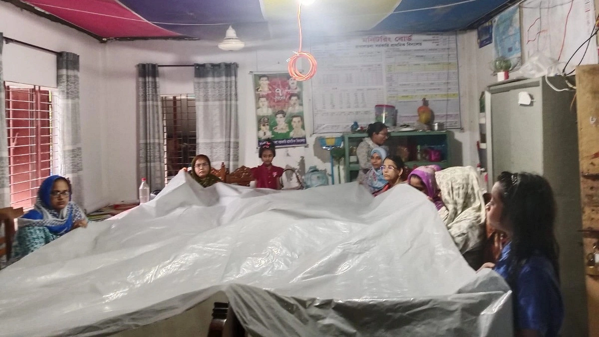 বৃষ্টি হলেই দুর্ভোগ নামে ৮২ বছরের বিদ্যালয়টিতে